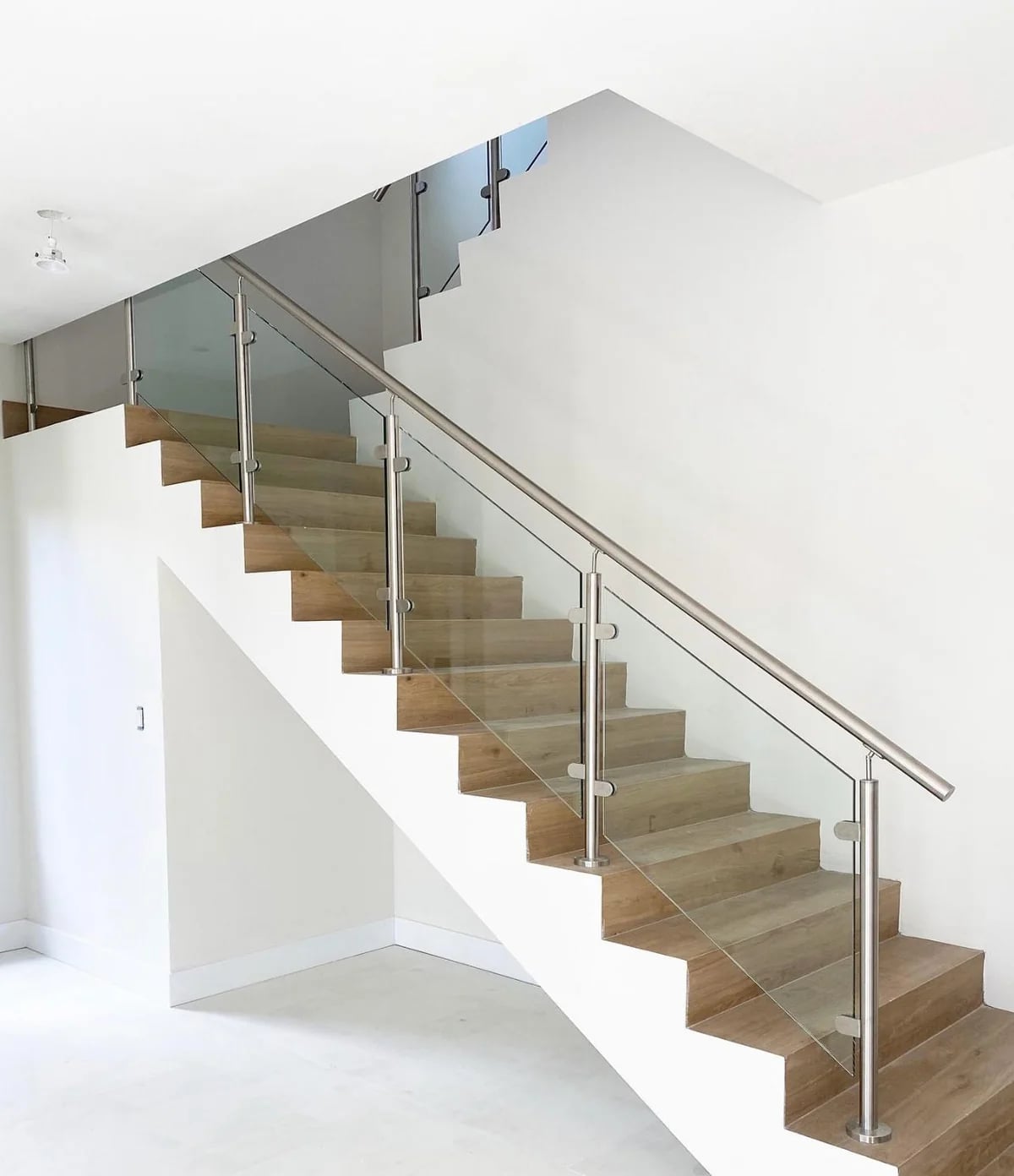 Glass staircase guardrail installation Miami